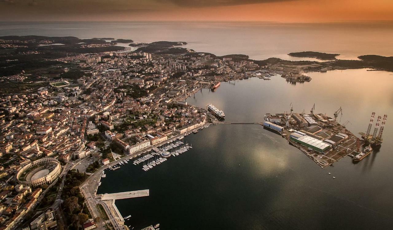 Apartman Kyra Pola Esterno foto
